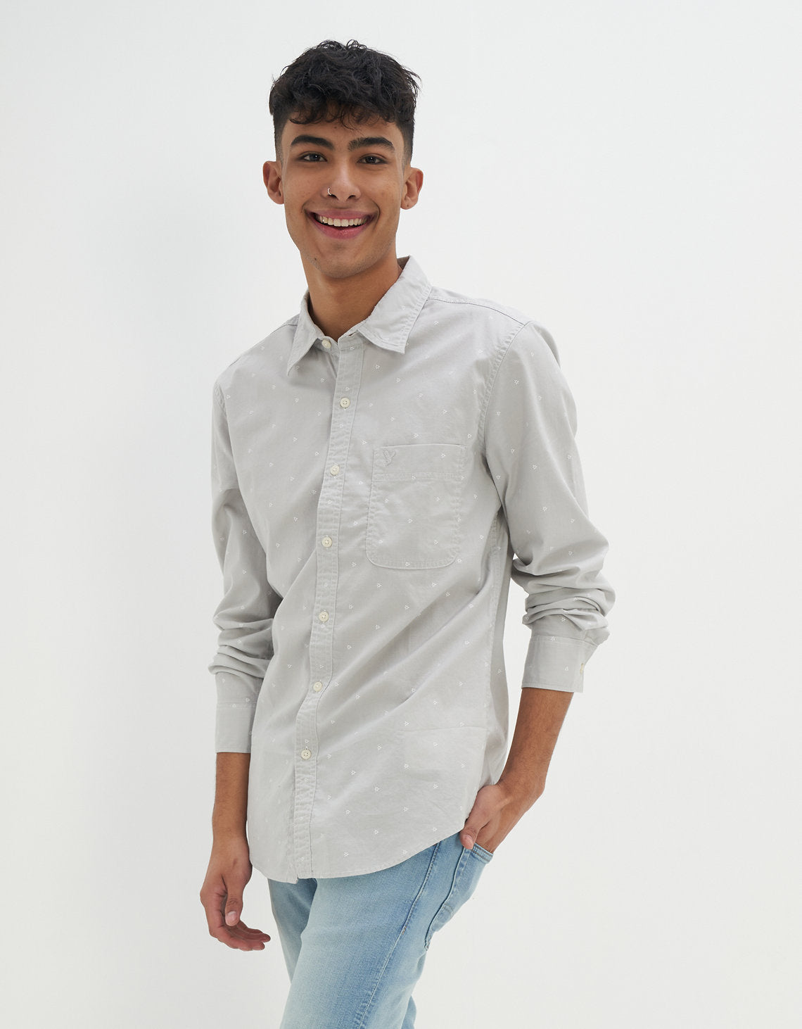 Camisa slim fit con botones Everyday Ae - Gris 0153_2361_933_of