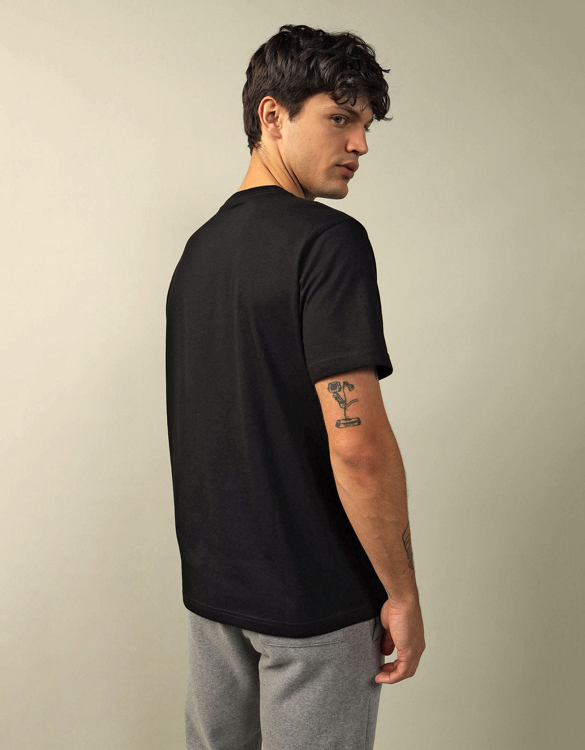 Camiseta AE gráfica con logo super suave - Negro 0181_3375_001_ob