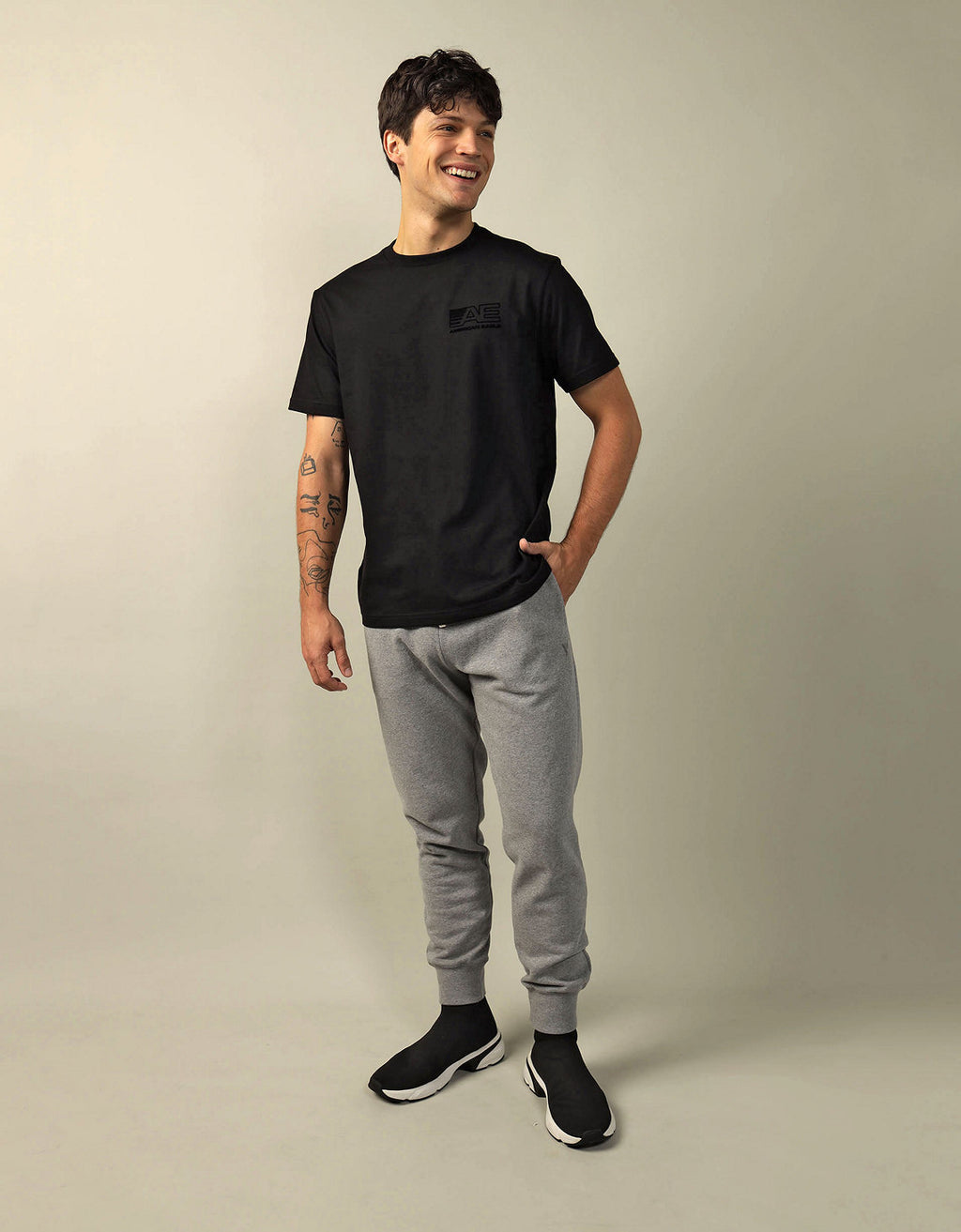 Camiseta AE gráfica con logo super suave - Negro 0181_3375_001_of