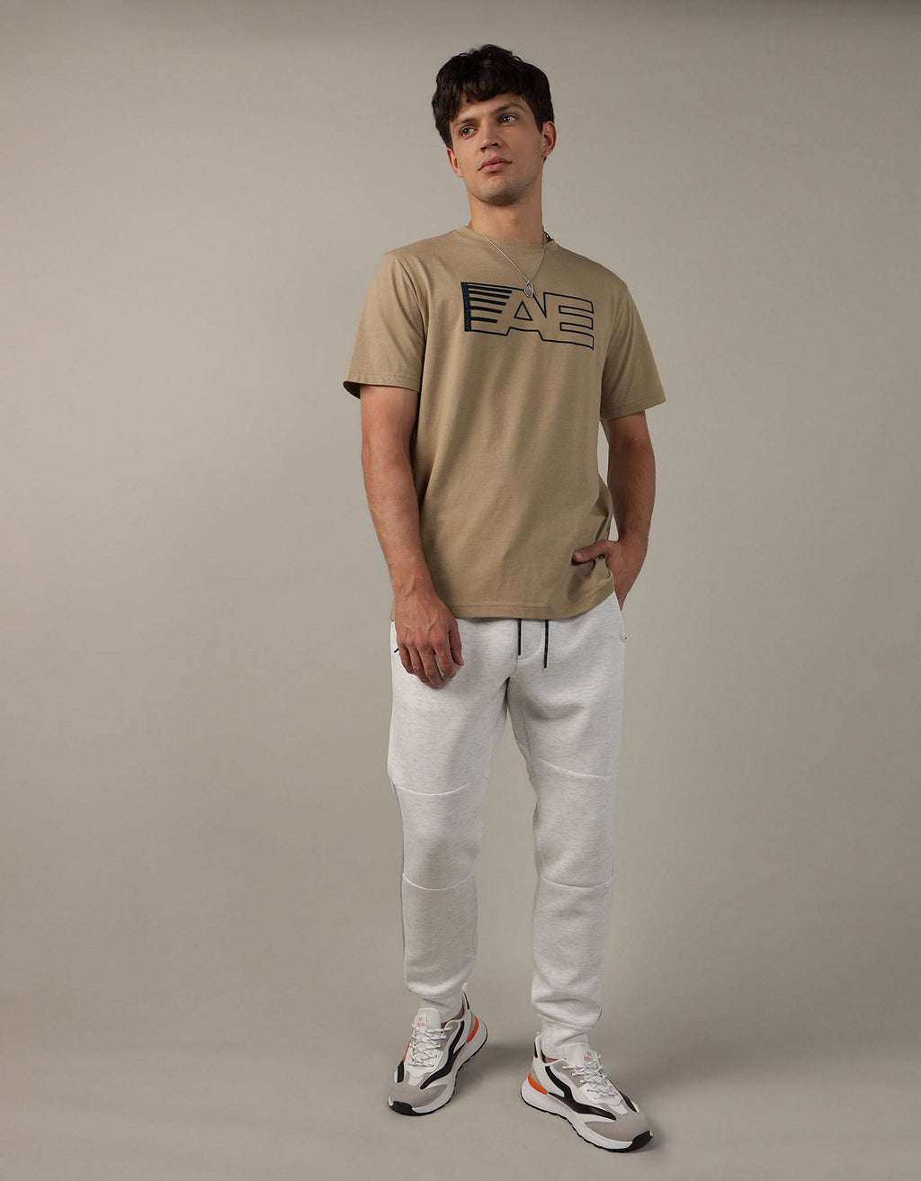 Camiseta AE gráfica con logo super suave - Caqui 0181_3375_212_of