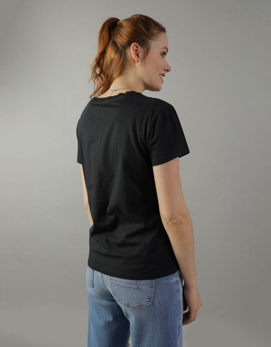 Camiseta AE gráfica con corte ajustado - Negro 0300_9119_001_ob