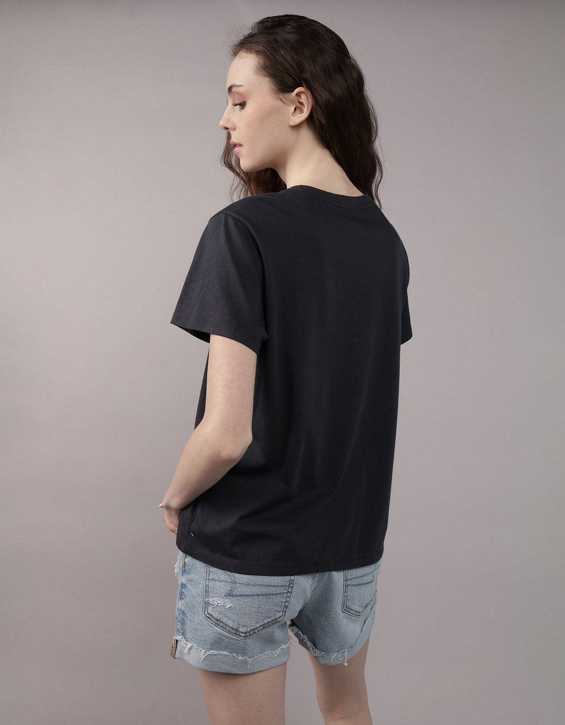 Camiseta con gráfico de mujer AE - Negro 0300_9931_167_ob