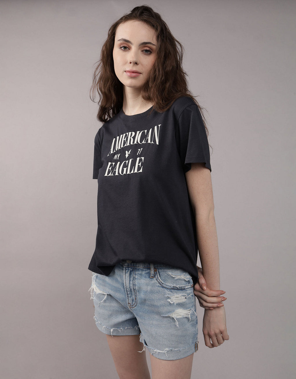 Camiseta con gráfico de mujer AE - Negro 0300_9931_167_of