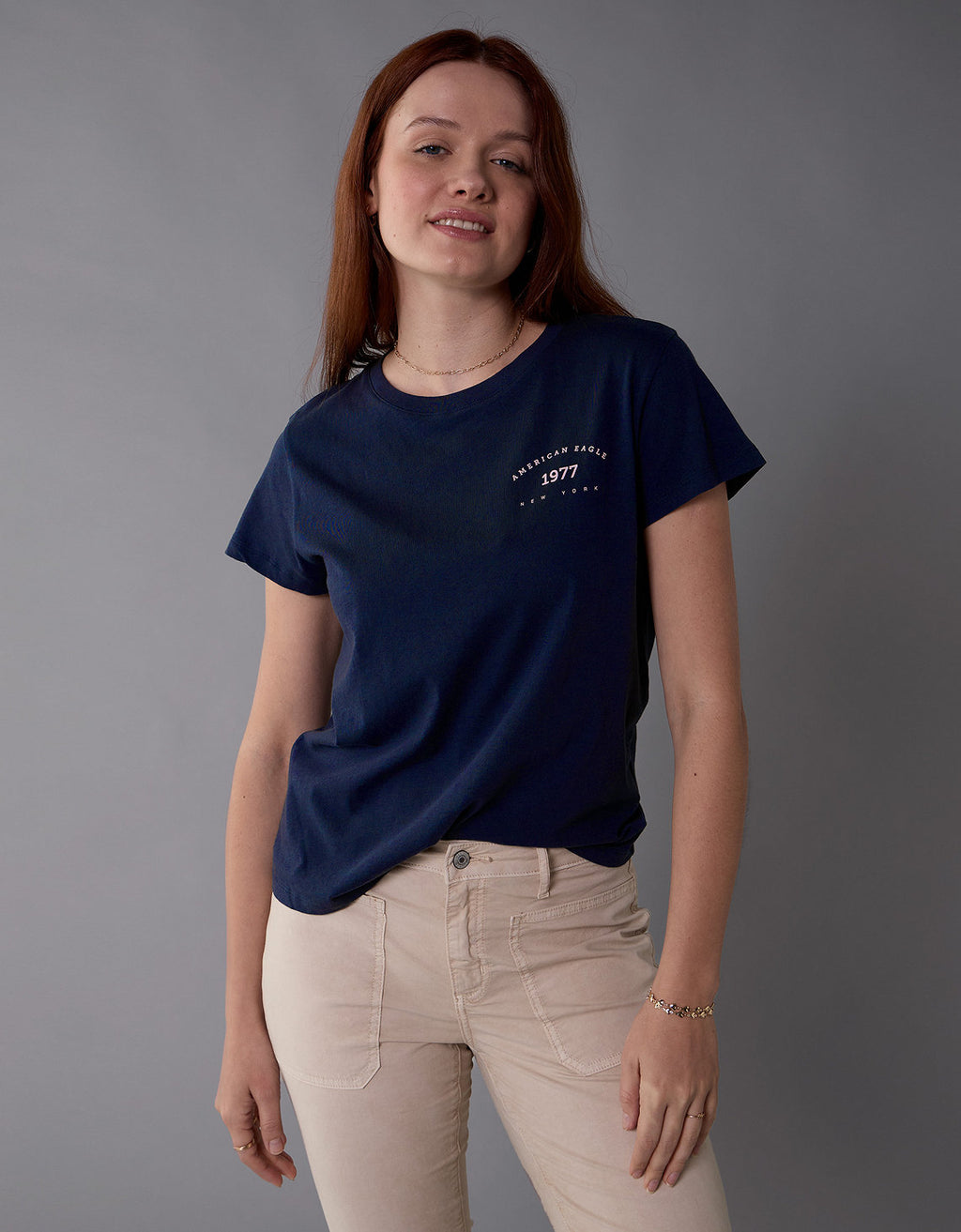 Camiseta con gráfico de mujer AE - Negro 0300_9932_001_of