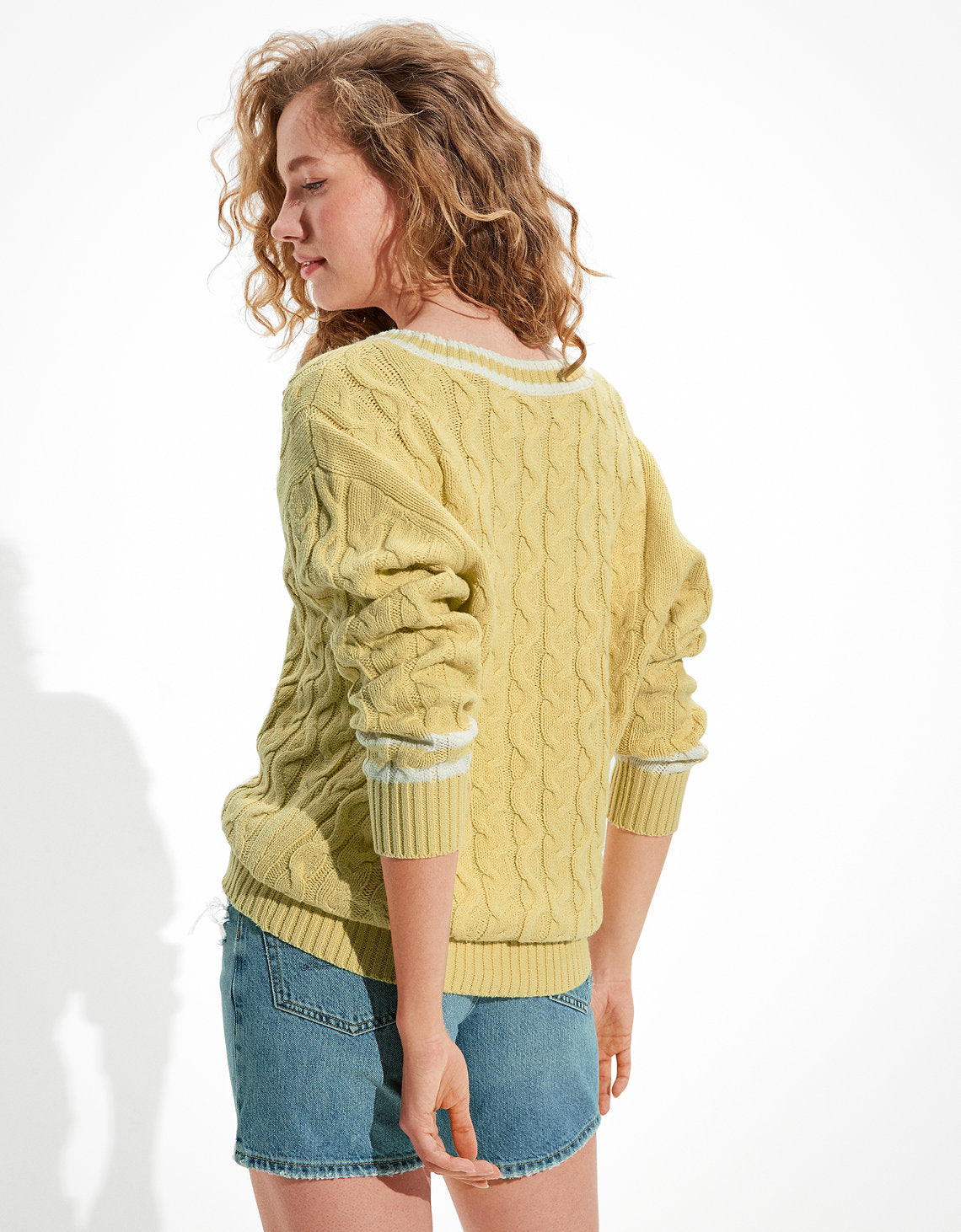 Suéter AE Oversized tejido con cuello en V - Amarillo 0344_9659_717_ob
