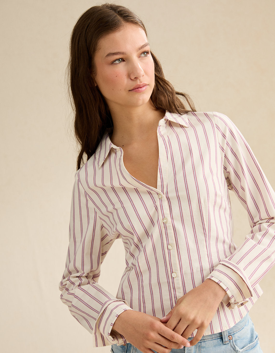 Camisa ajustada con botones. - Morado 0355_6905_669_d2