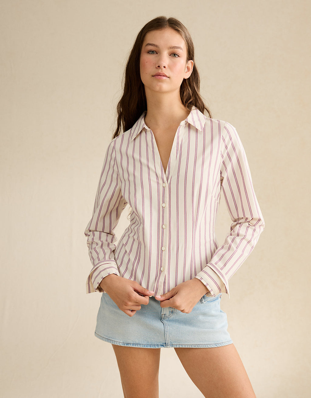 Camisa ajustada con botones. - Morado 0355_6905_669_of