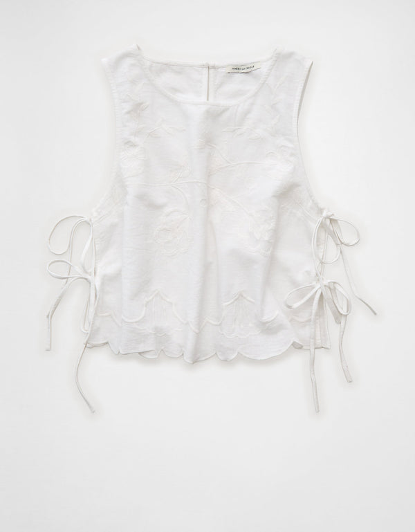 Top sin mangas bordado con lazo lateral. - Blanco