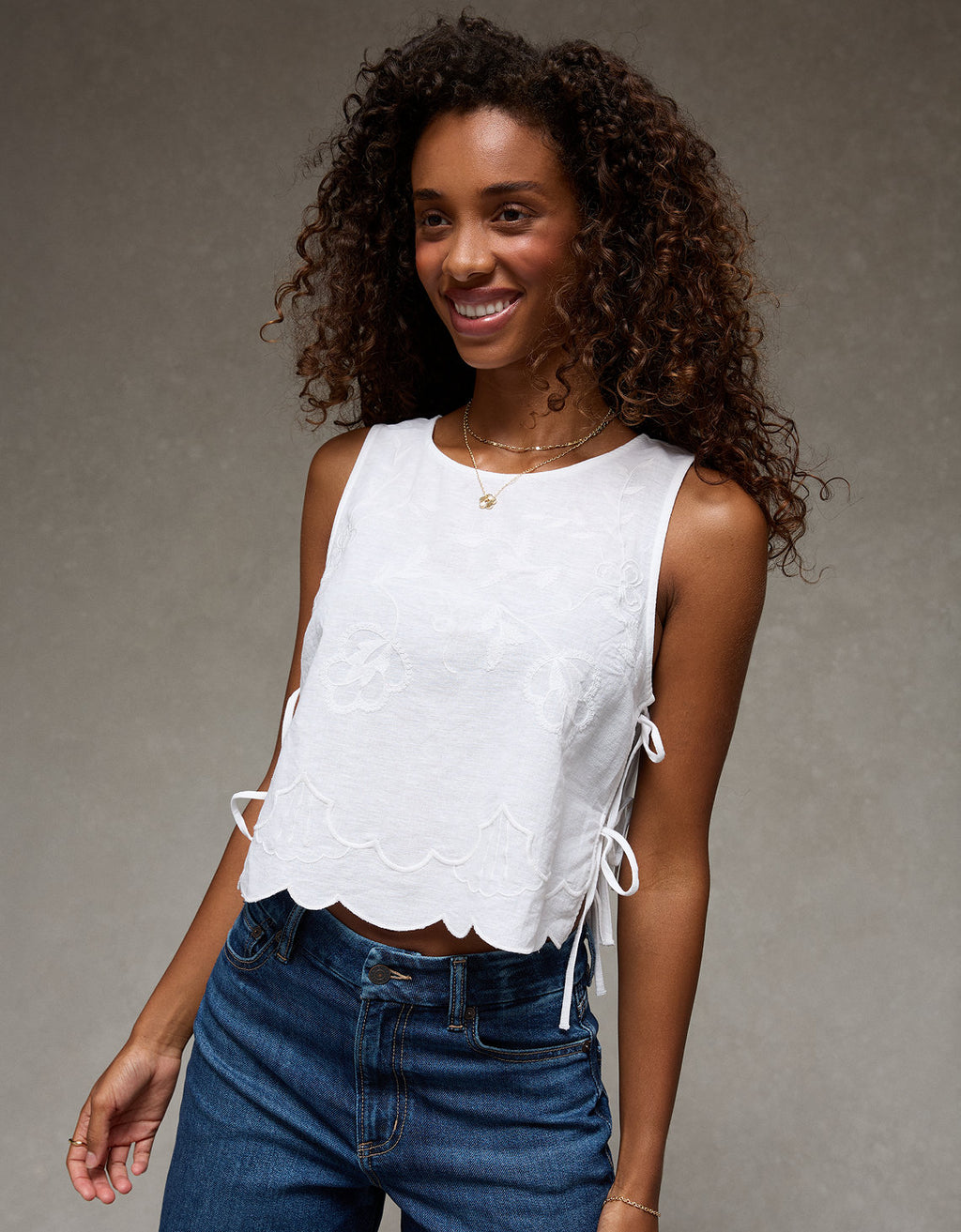 Top sin mangas bordado con lazo lateral. - Blanco 0358_6766_134_os