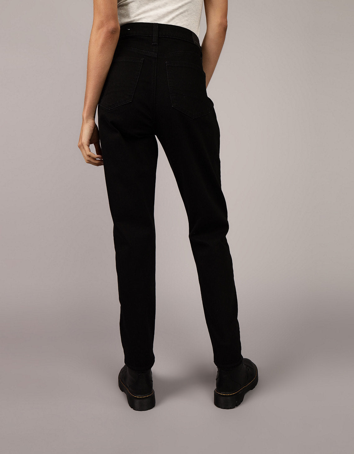 Jean mom de mujer AE - Negro 0436_5339_081_ob
