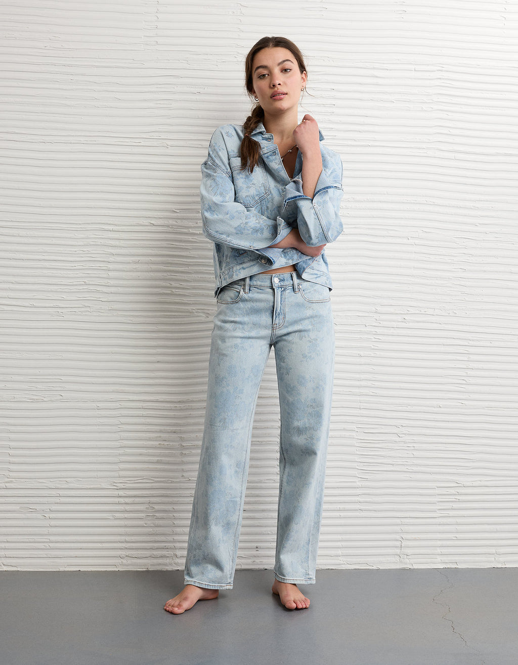 Jean recto holgado de talle bajo con estampado floral elástico - Azul 0437_6033_488_of