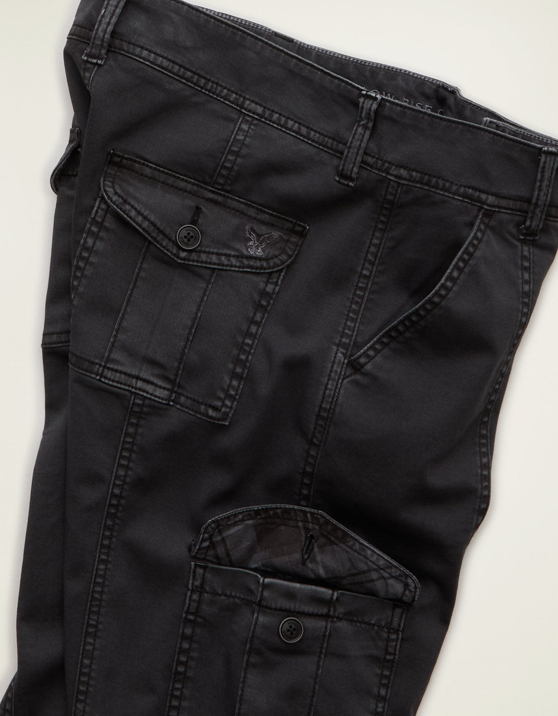 Pantalón tipo cargo de tiro bajo Ae - Negro 0461_5869_094_d1