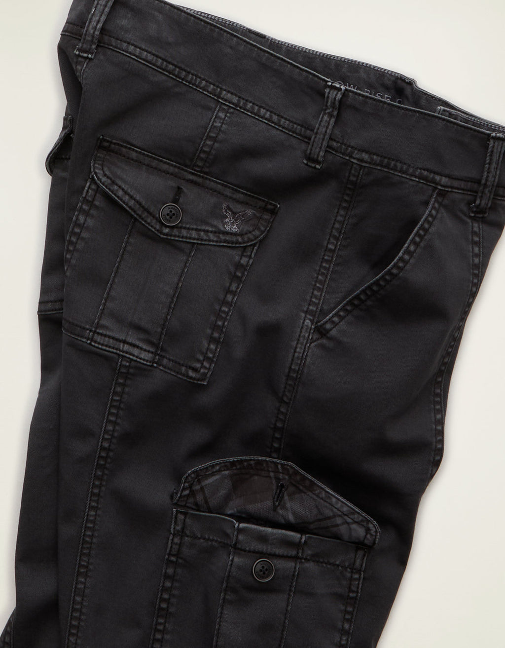 Pantalón tipo cargo de tiro bajo Ae - Negro 0461_5869_094_d1