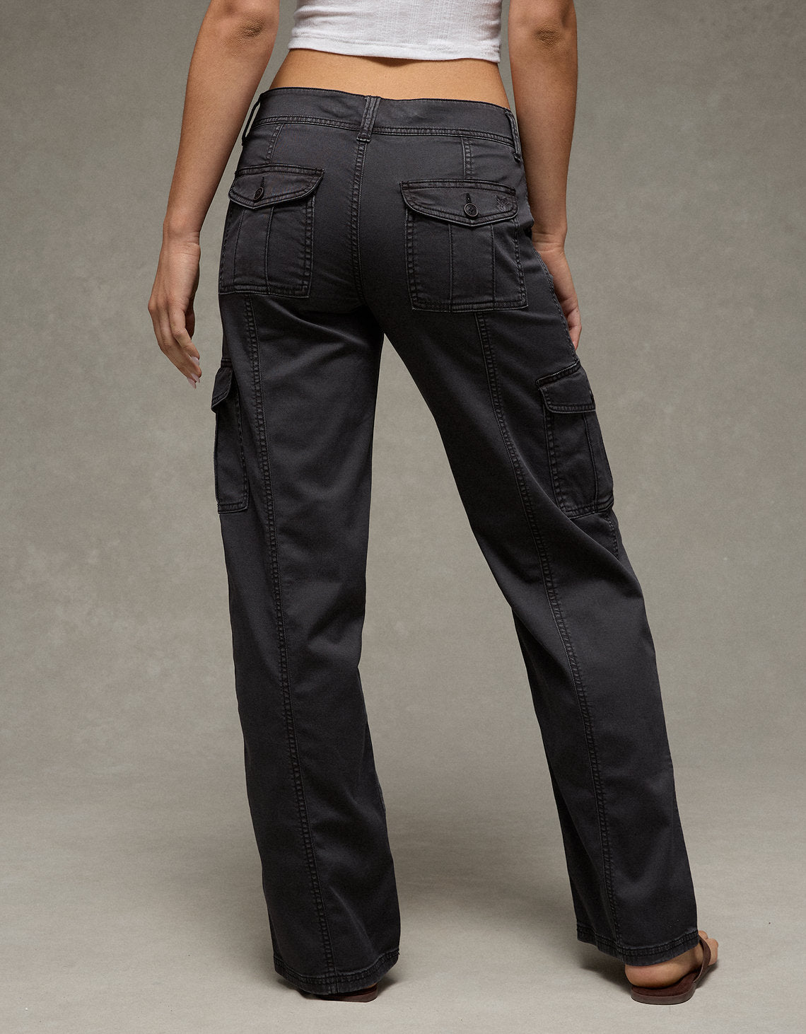 Pantalón tipo cargo de tiro bajo Ae - Negro 0461_5869_094_ob