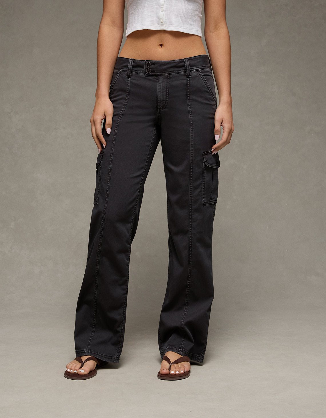 Pantalón tipo cargo de tiro bajo Ae - Negro 0461_5869_094_of