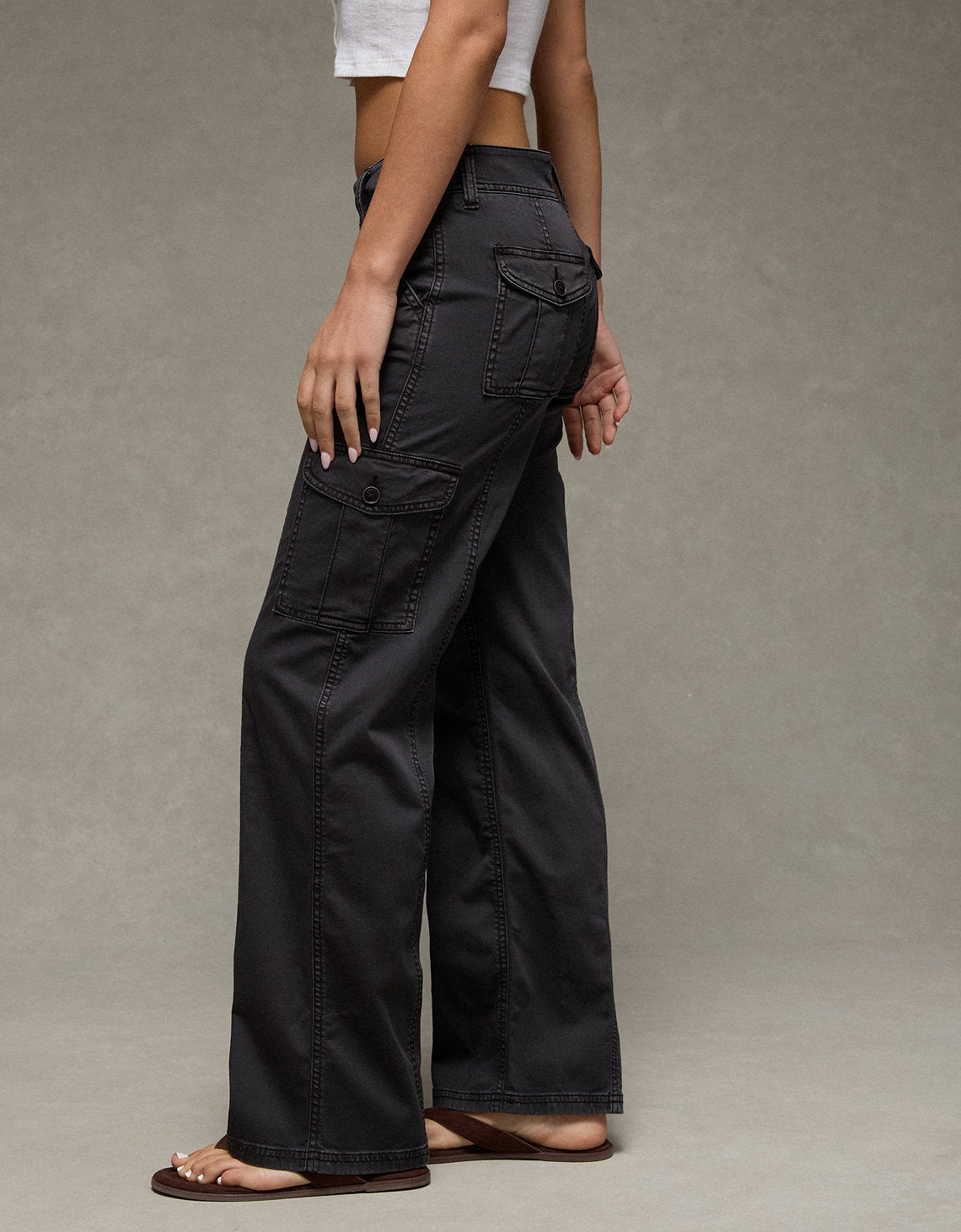 Pantalón tipo cargo de tiro bajo Ae - Negro 0461_5869_094_os