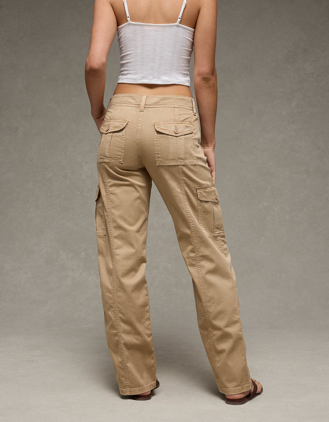 Pantalón tipo cargo de tiro bajo Ae - Caqui 0461_5869_223_ob