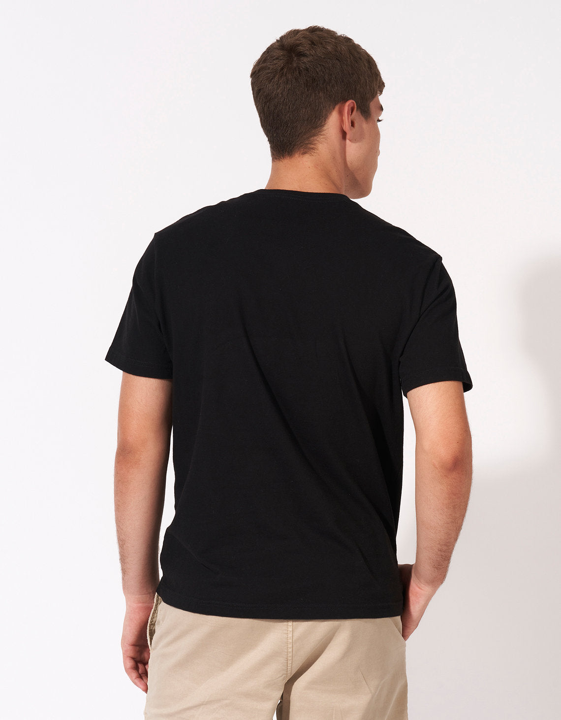 Camiseta Ae súper suave, cuello V - Negro 1177_1541_001_ob
