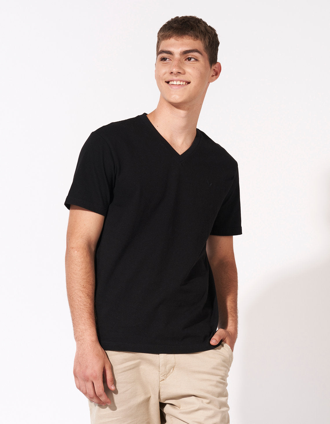 Camiseta Ae súper suave, cuello V - Negro 1177_1541_001_of