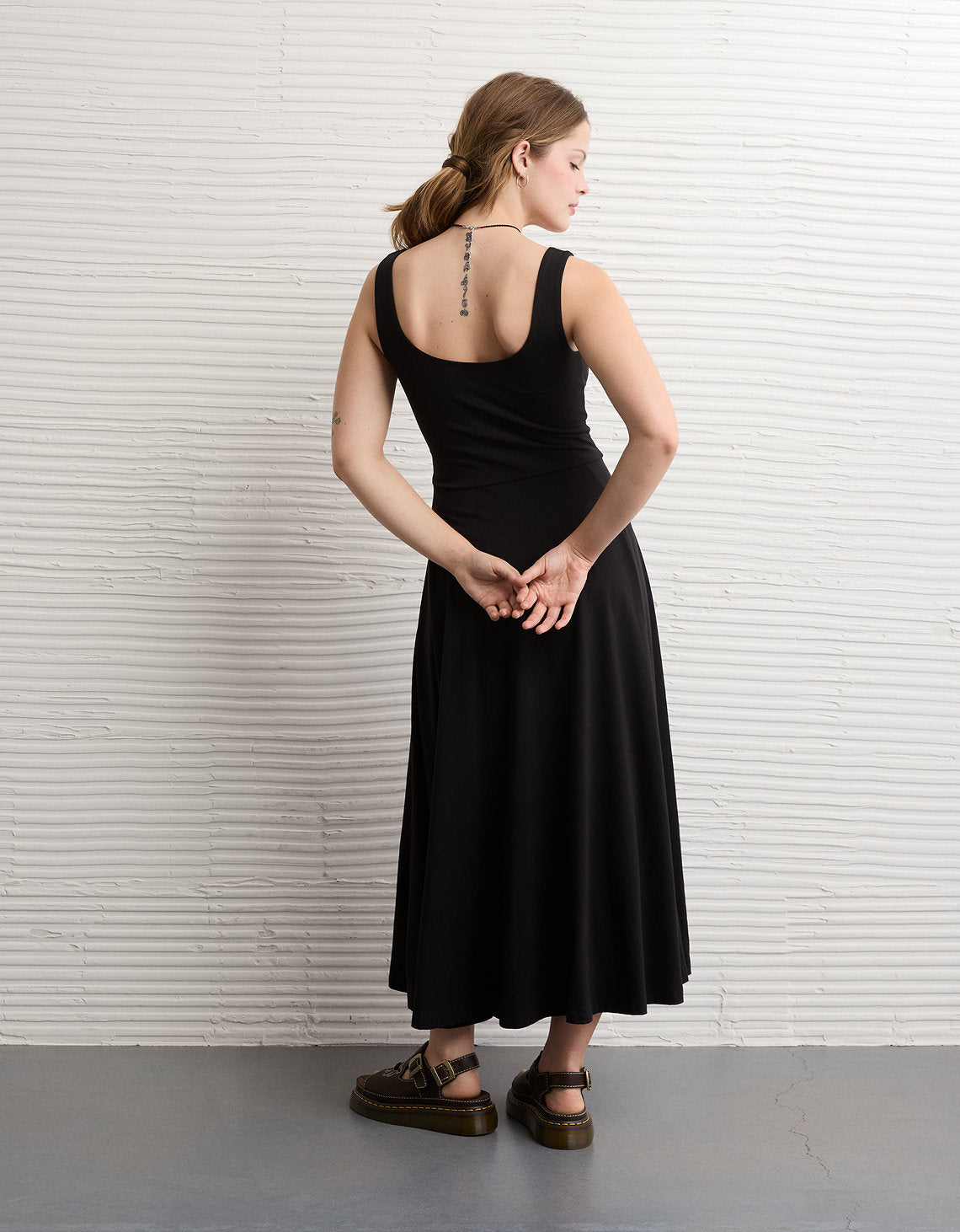 Vestido Midi con escote Ae - Negro 1399_7966_001_ob