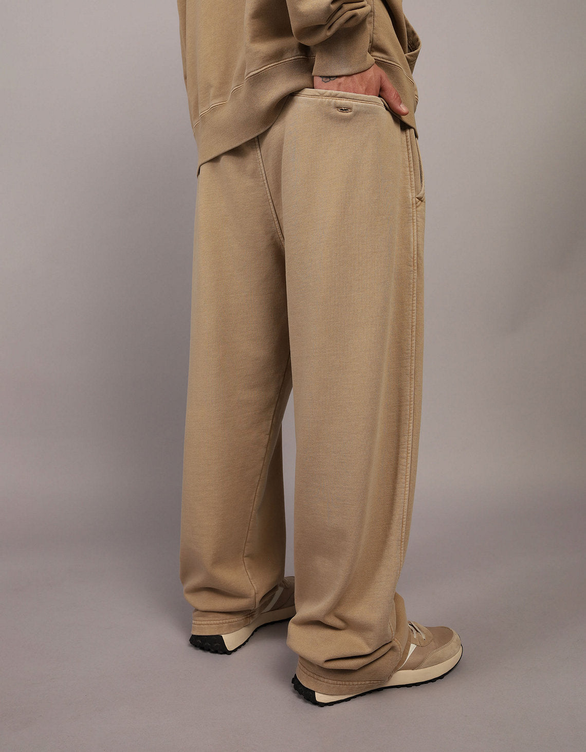 Jogger AE holgado x Manuel Turizo de Hombre - Caqui 1522_5010_212_ob