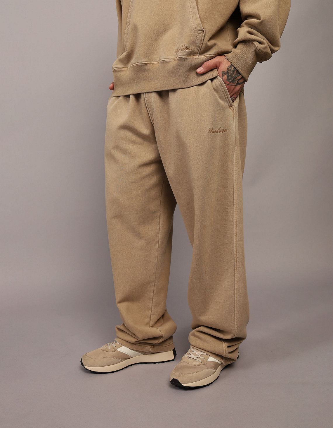 Jogger AE holgado x Manuel Turizo de Hombre - Caqui 1522_5010_212_of