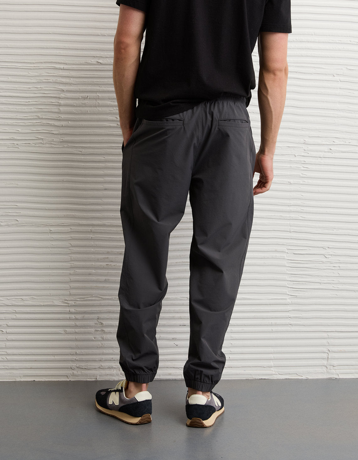 Jogger técnico Ae 24/7 - Gris 2123_5331_024_ob