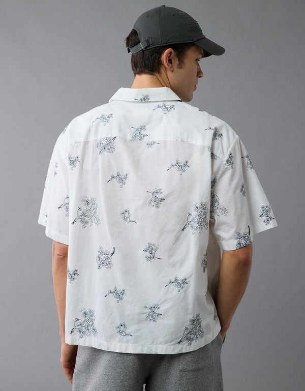 Camisa floral con botones junto a la piscina - Blanco