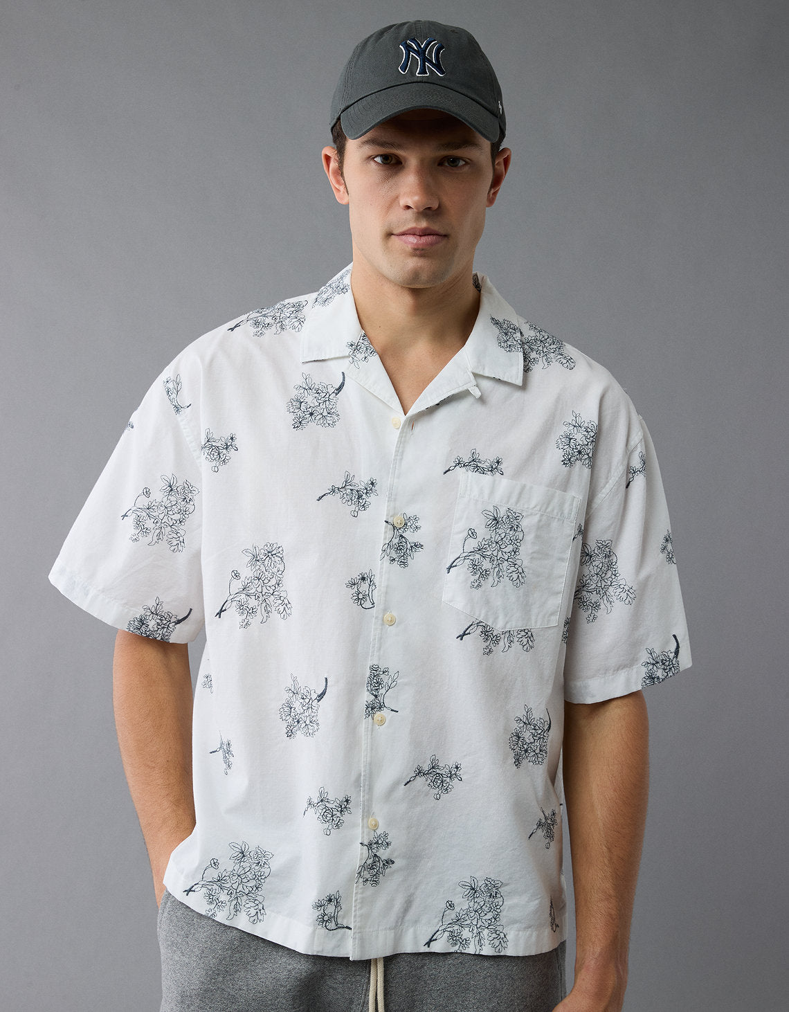 Camisa floral con botones junto a la piscina - Blanco 2154_2755_134_of