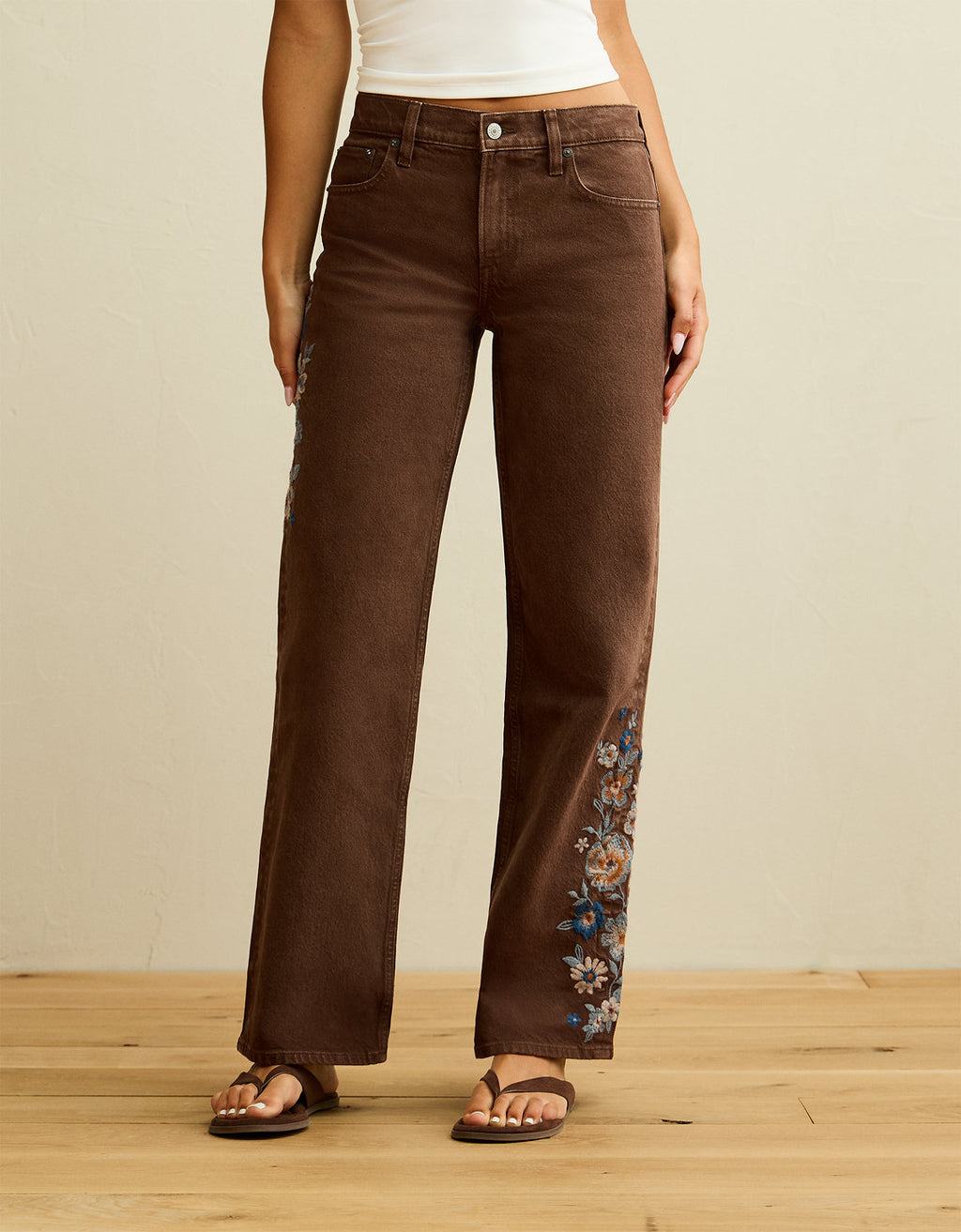 Jeans Stovepipe de talle alto de AE - Café 2325_5912_200_of