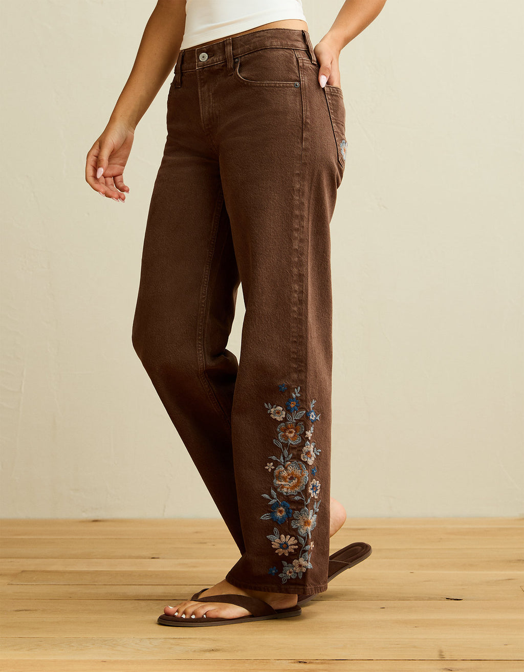 Jeans Stovepipe de talle alto de AE - Café 2325_5912_200_os
