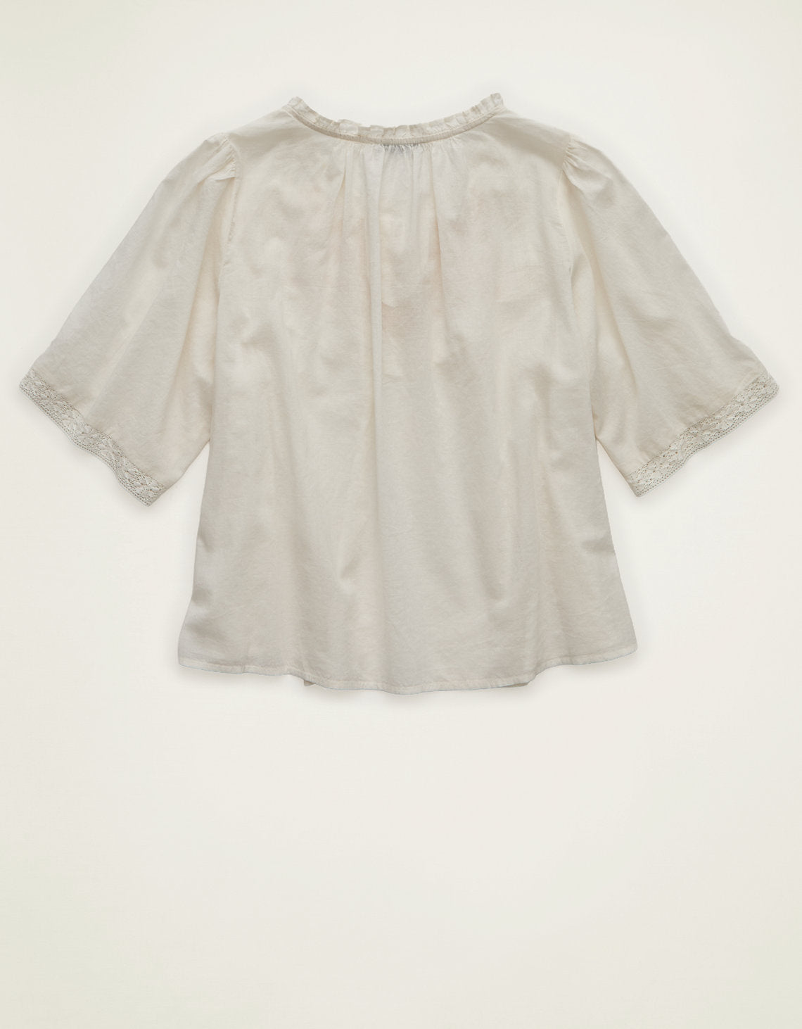 Top bordado con mangas tipo Flutter de Ae - Blanco 2351_7135_131_b