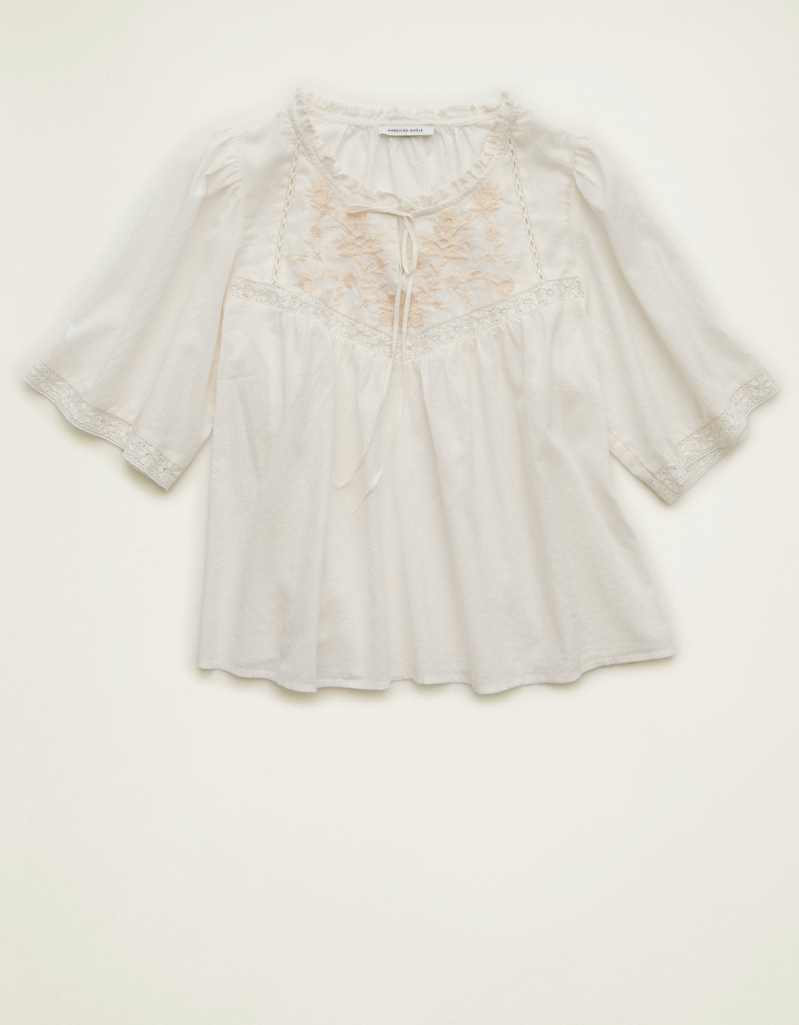 Top bordado con mangas tipo Flutter de Ae - Blanco 2351_7135_131_f