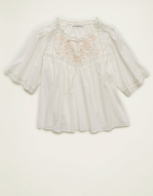 Top bordado con mangas tipo Flutter de Ae - Blanco
