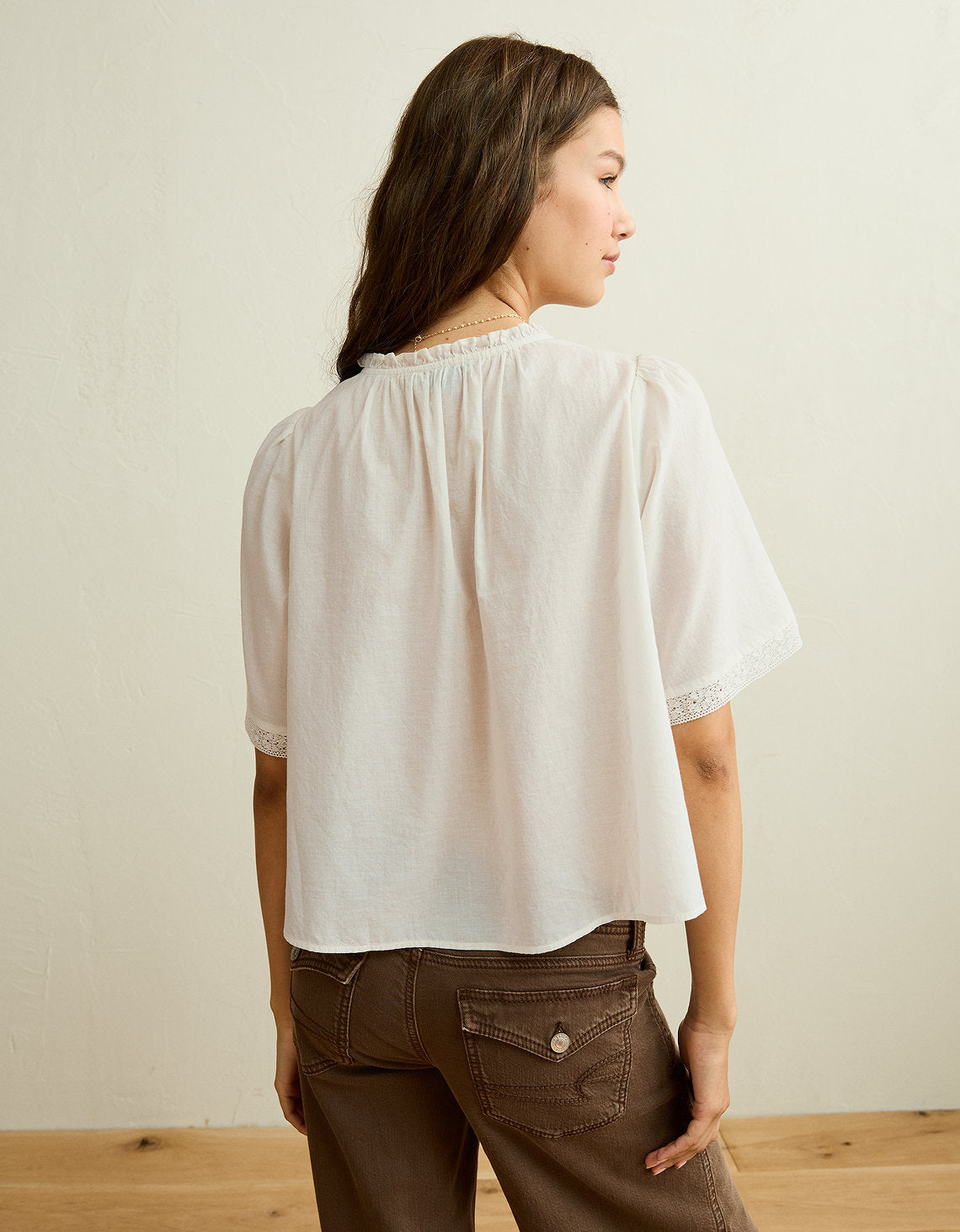 Top bordado con mangas tipo Flutter de Ae - Blanco 2351_7135_131_ob