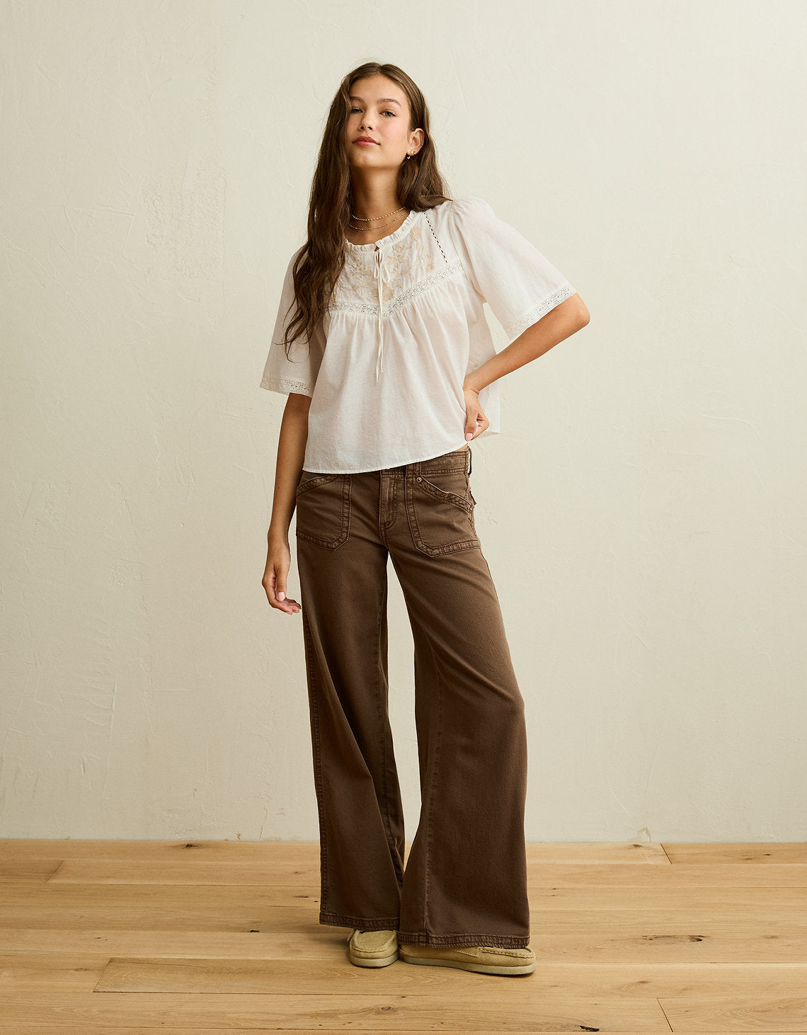 Top bordado con mangas tipo Flutter de Ae - Blanco 2351_7135_131_of
