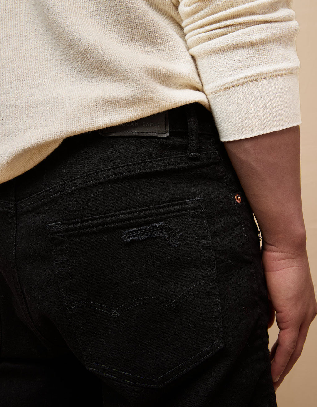 Bermuda en Denim con rotos Hombre AE - Negro 3131_7801_048_d2